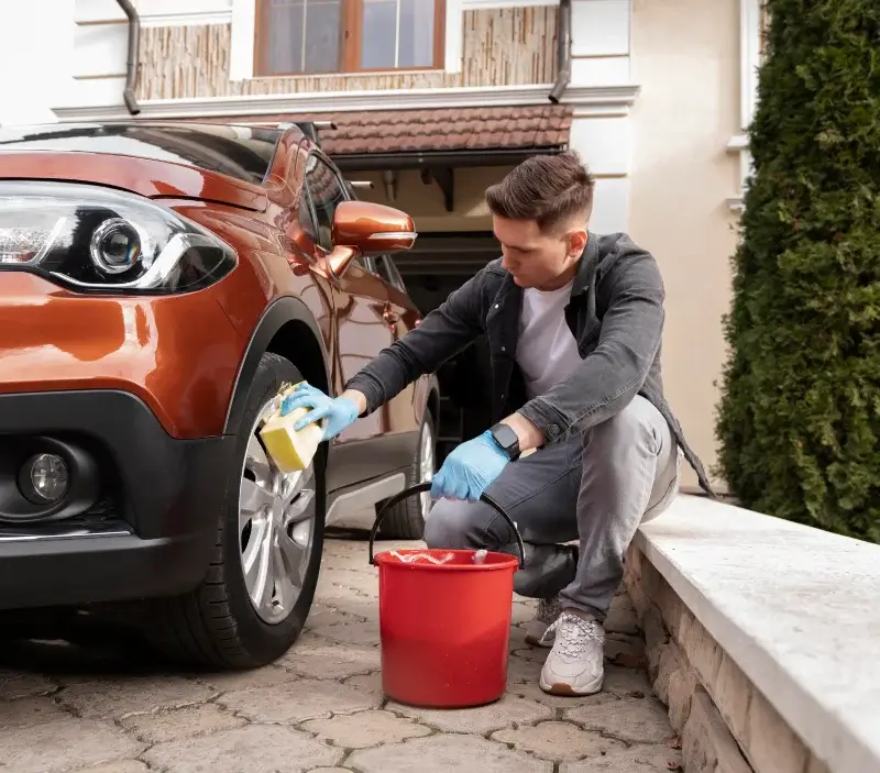 Lavage auto à domicile Villette-sur-Aube : professionnel intervenant sur un véhicule